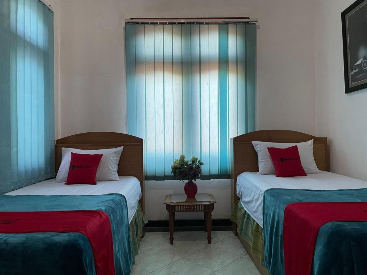Reddoorz Syariah @ Karang Pilang Hotel Karangpilang Екстериор снимка