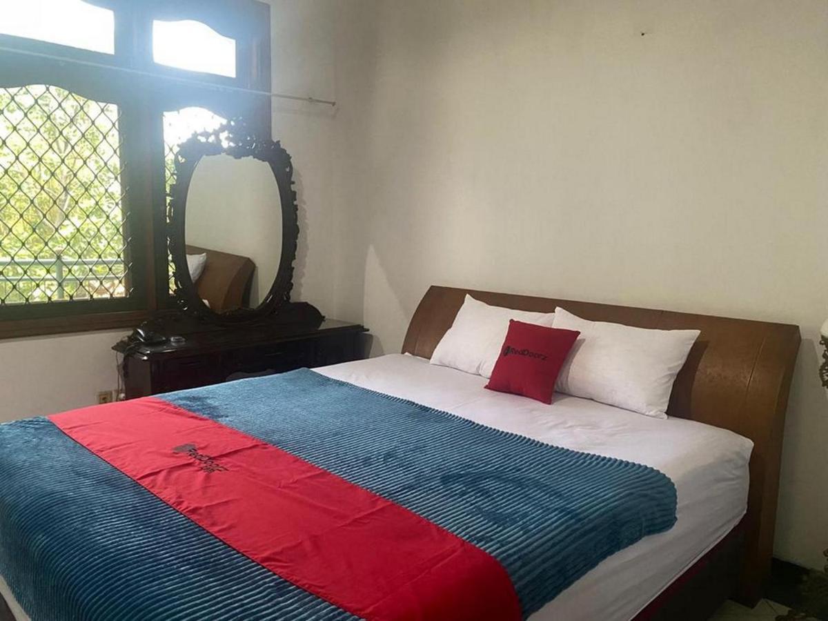 Reddoorz Syariah @ Karang Pilang Hotel Karangpilang Екстериор снимка